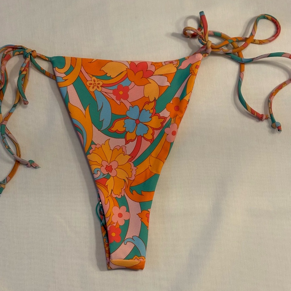 NWT Skatie Brand Bikini Bottoms. Elsa Style Bottoms, Nadi Print. size Medium